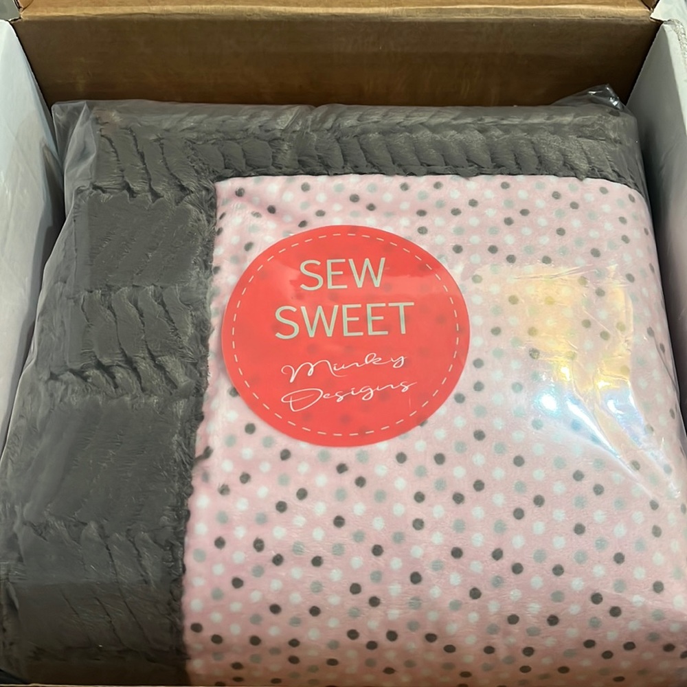 New in box. XL snuggler adult size minky print front with ziggy backing